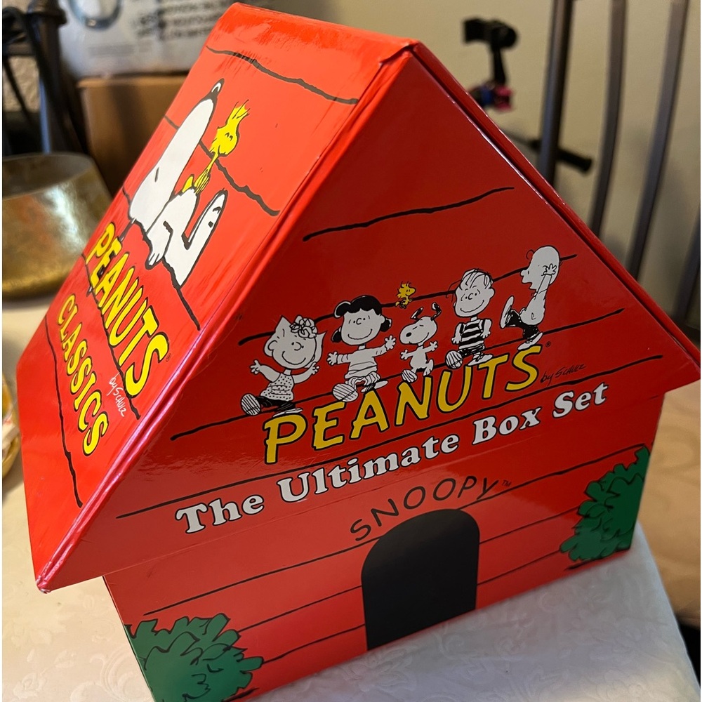 Collectible Snoopy box book set with 9 books in excellent condition. See pics!